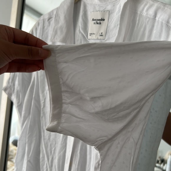 NWT abercrombie white button down short sleeve polka dot size xs - Picture 4 of 5